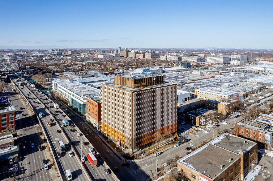 More Photos Of 255 Boul Crémazie E, Montréal Office For Lease