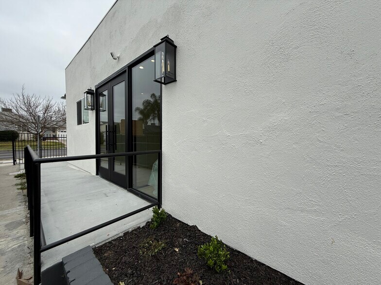 More Photos Of 17725 Rhoda St, Encino Office For Lease