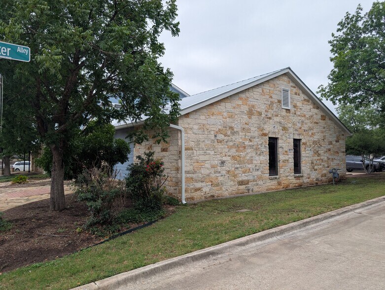 More Photos Of 12 Chisholm Trl, Round Rock Freestanding For Lease