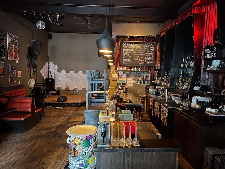 More Photos Of 1701-1719 SE Hawthorne Blvd, Portland Storefront For Sale