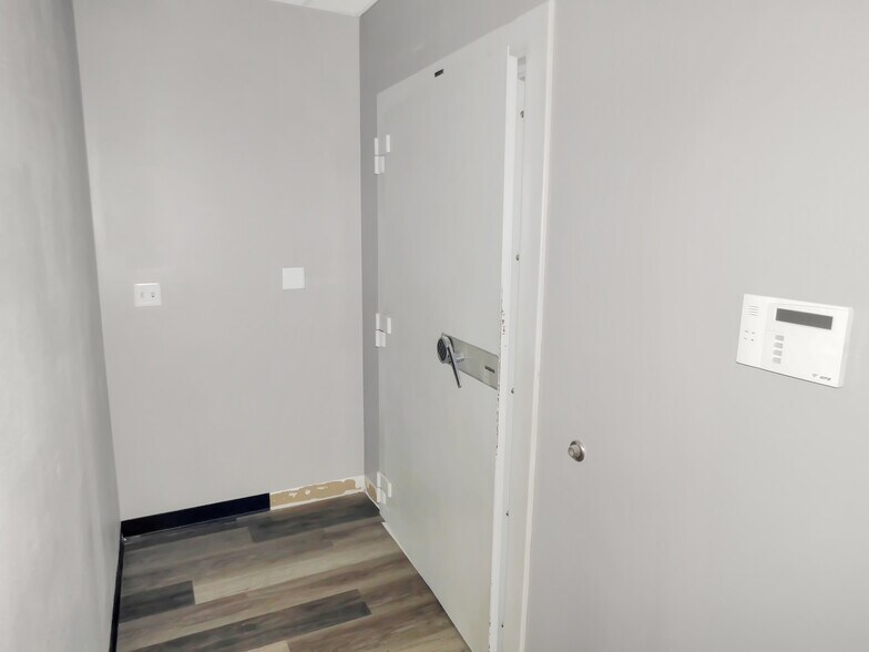 More Photos Of 769 N Blackhawk Blvd, Rockton Office For Lease