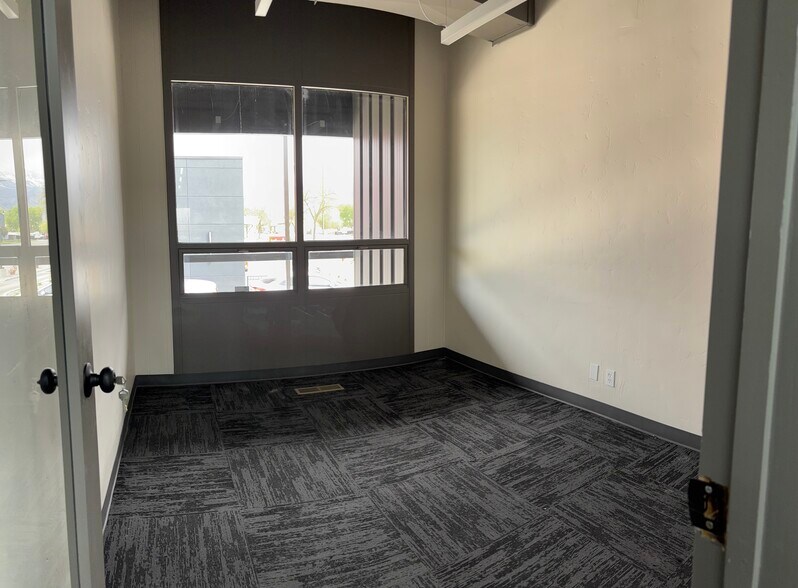 More Photos Of 115 N Geneva Rd, Vineyard Office For Lease