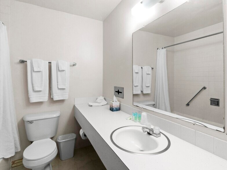 More Photos Of 1806 E Cedar Ave, Rawlins Hotel For Sale