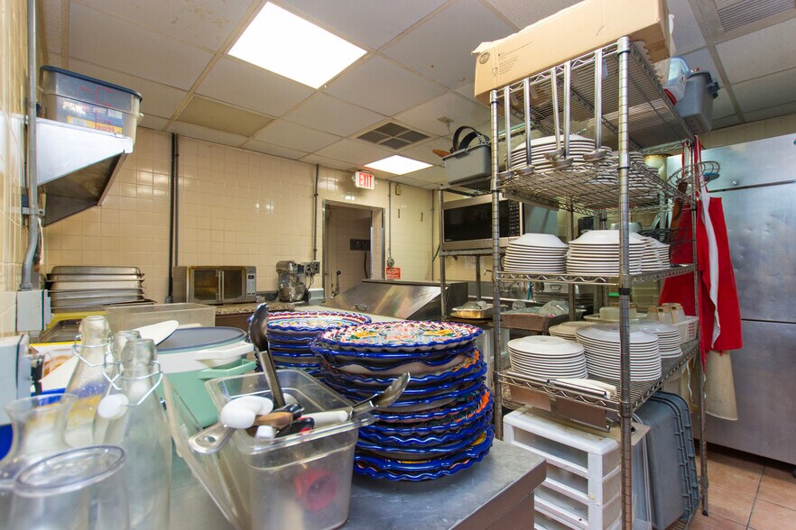 More Photos Of 11505 S Memorial Pky, Huntsville Storefront For Sale