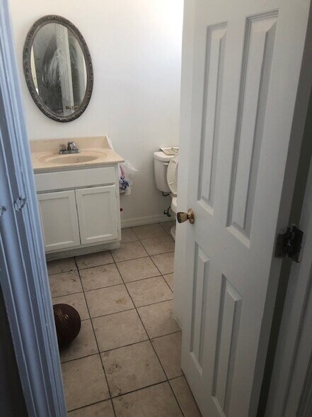 More Photos Of 680 Edgewood Ave N, Jacksonville Warehouse For Lease