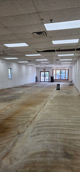 More Photos Of 1312 Manchester Rd, Glastonbury Freestanding For Lease