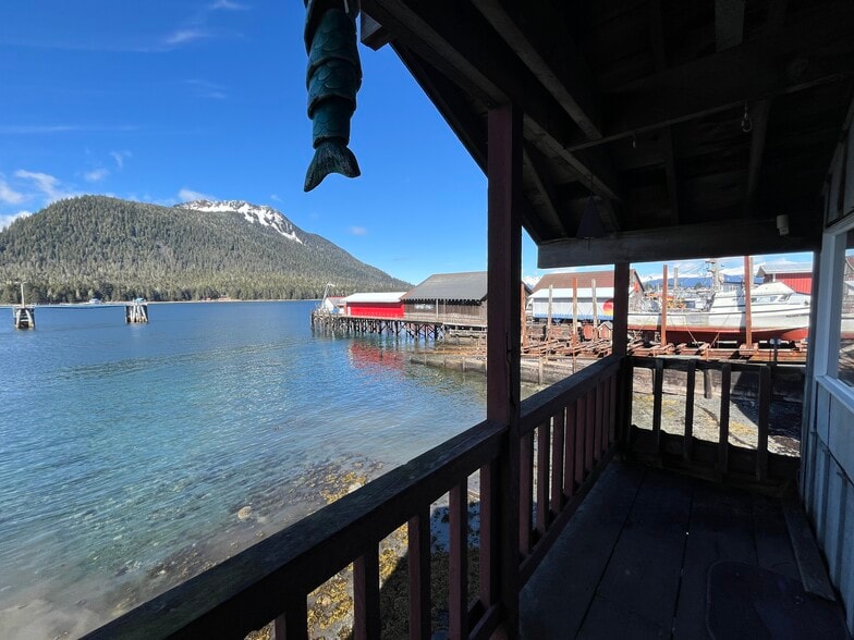 More Photos Of 1004 S Nordic Dr, Petersburg Hotel For Sale