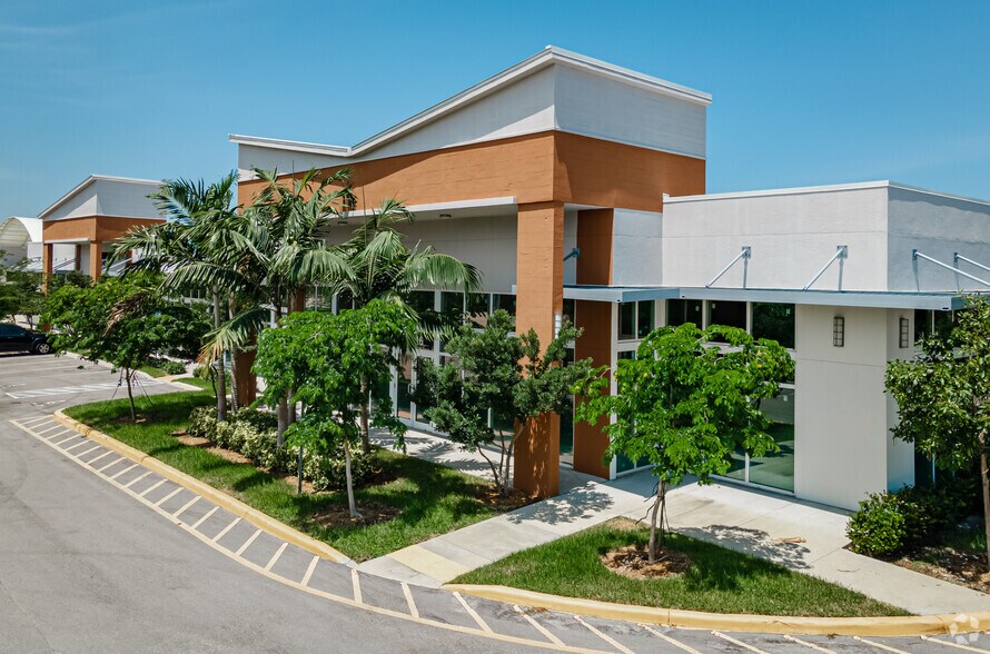 More Photos Of 6510-6596 N University Dr, Tamarac Storefront Retail Office For Lease