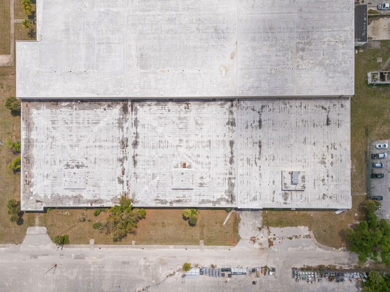 More Photos Of 100-106 Cattlemen Rd, Sarasota Distribution For Sale