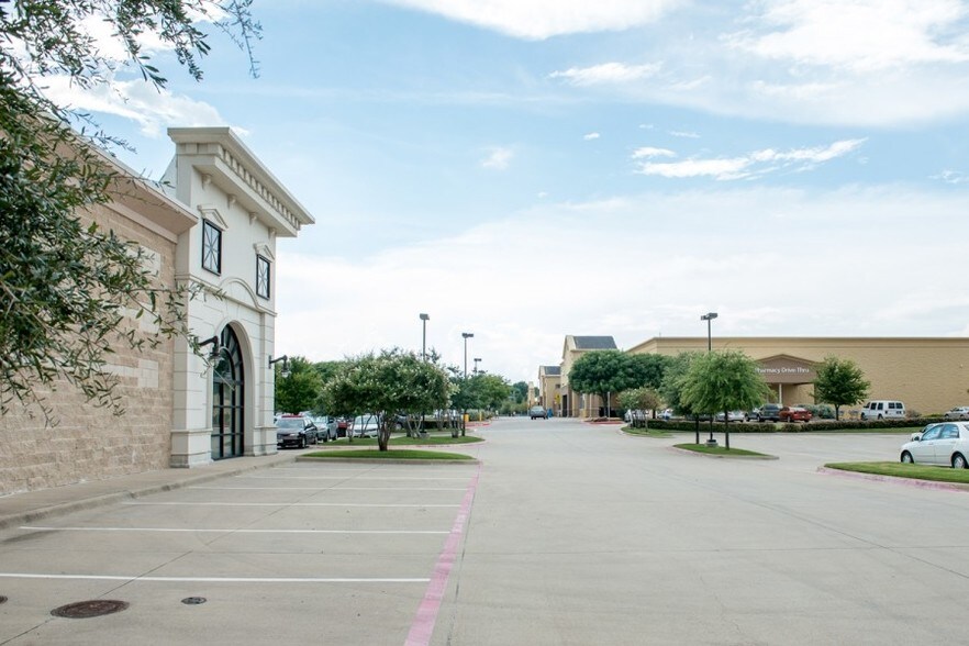 More Photos Of 921 W Belt Line Rd, DeSoto Freestanding For Lease