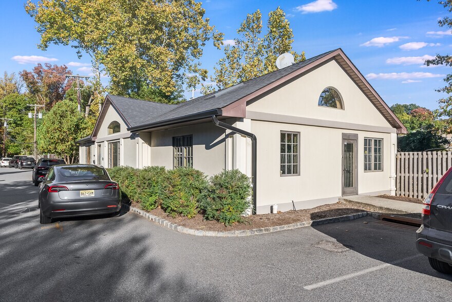 More Photos Of 271 Grove Ave, Verona Office For Lease