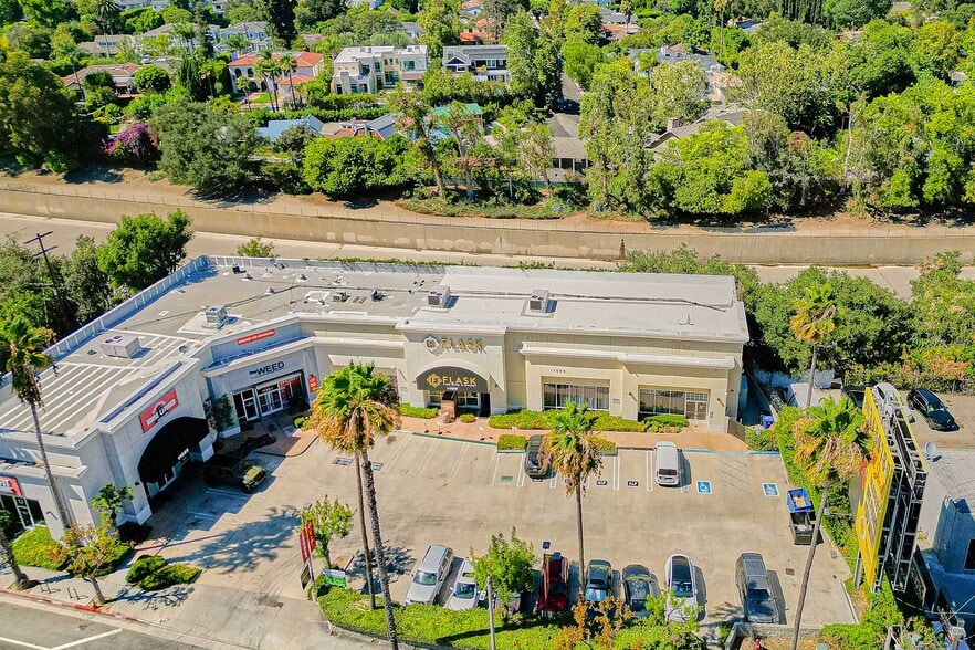 More Photos Of 11555-11561 Ventura Blvd, Studio City Storefront For Lease