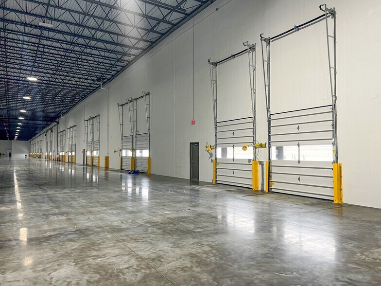 More Photos Of 4940 Cake Pky, Deforest Warehouse For Lease