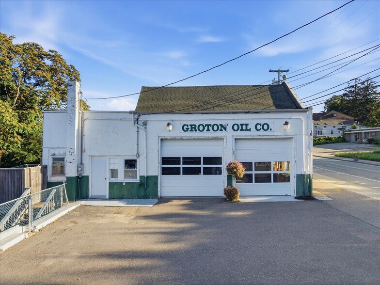 More Photos Of 53 Thames St, Groton Marina For Sale