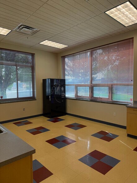 More Photos Of 3684 N Townsend Ave, Montrose Flex For Sale