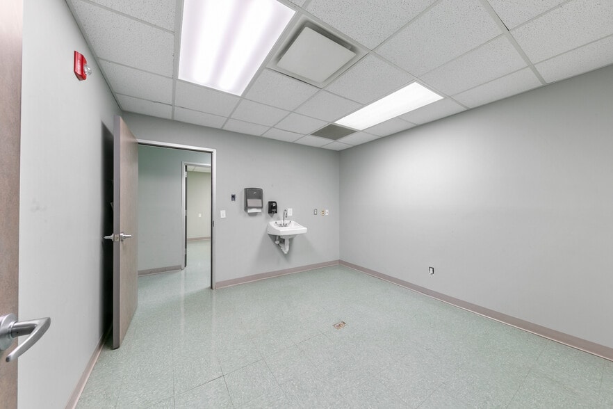 More Photos Of 3828 Avenue N, Galveston Hospital For Lease