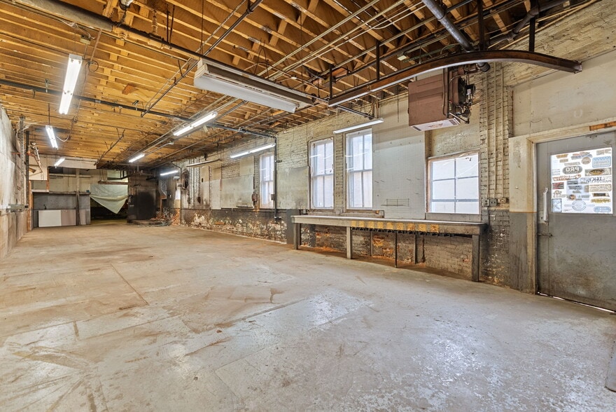 More Photos Of 314 E Market St, Warsaw Showroom For Sale