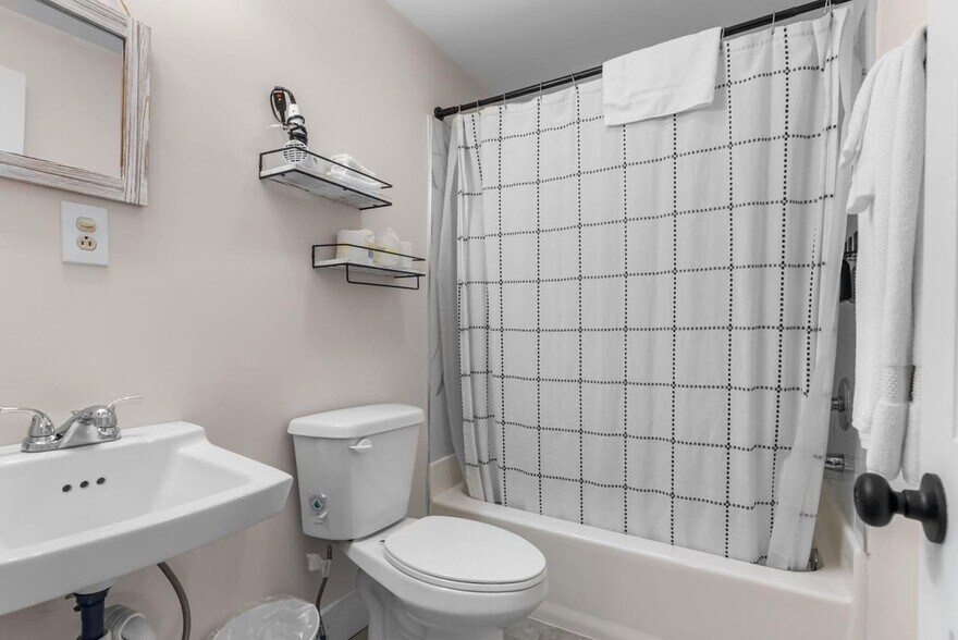 More Photos Of 509 W Main St, Fries Hotel For Sale