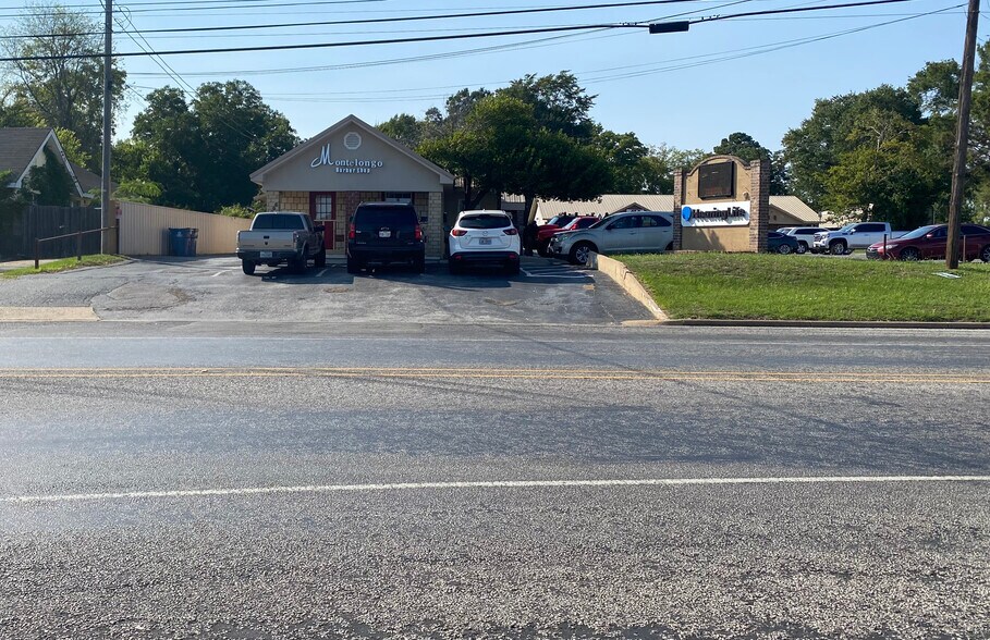 More Photos Of 2004-2006 Jacksonville Dr, Henderson Freestanding For Sale