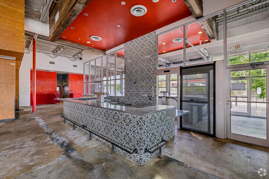 More Photos Of 301 N Guadalupe St, San Marcos Storefront Retail Office For Lease