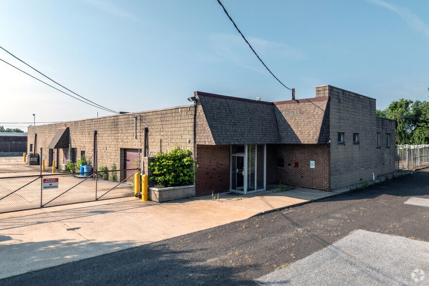 Primary Photo Of 806 W Broad St, Palmyra Flex For Sale