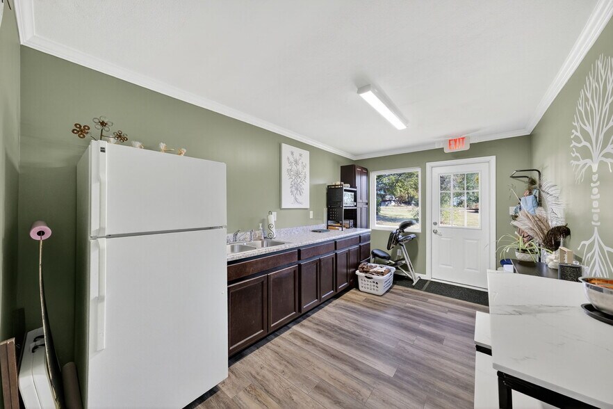 More Photos Of 302 S Lincoln Dr, Troy Office For Sale