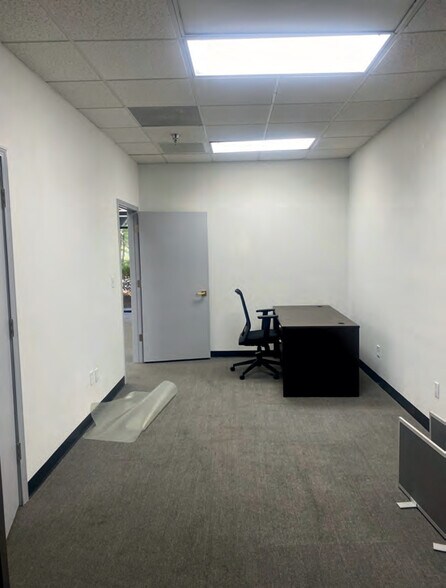 More Photos Of 8168-8190 W Baymeadows Way, Jacksonville Warehouse For Lease