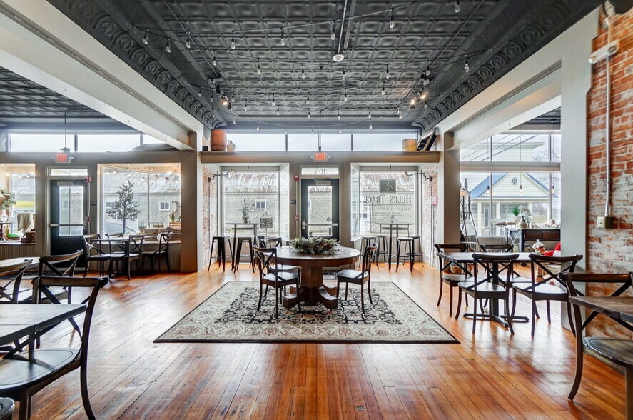 More Photos Of 105 E Liberty St, Arlington Restaurant For Sale