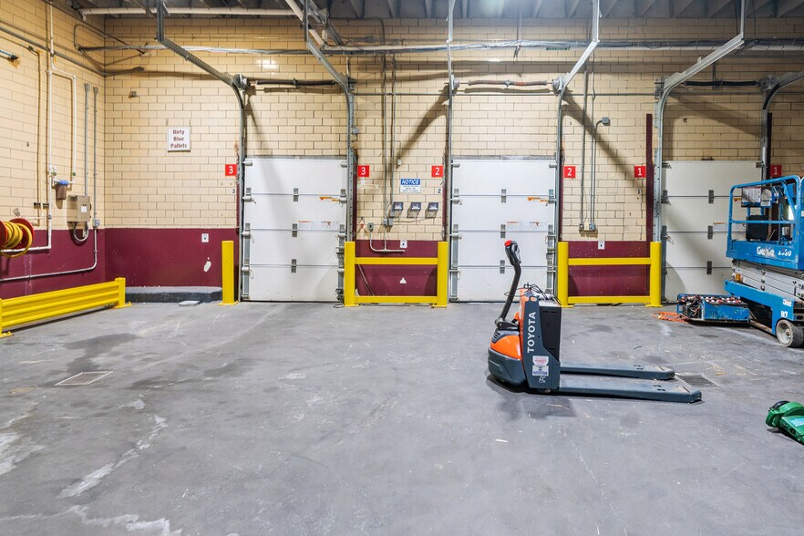 More Photos Of 635 Kingsbridge Rd, Carrollton Distribution For Lease