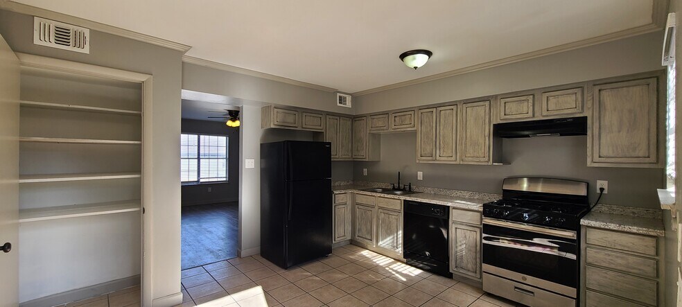 More Photos Of 1906 W Matthews Ave, Jonesboro Apartments For Sale