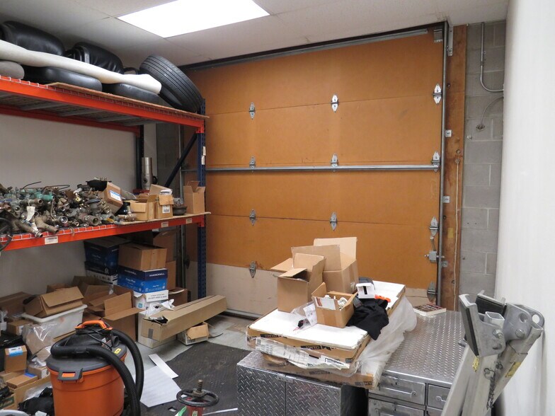 More Photos Of 610 Garrison St, Lakewood Flex For Lease