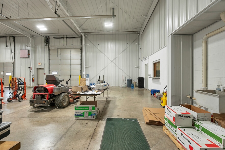More Photos Of 1725 Suburban Dr, De Pere Manufacturing For Sale