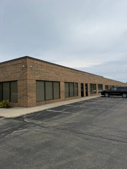 More Photos Of 28835 N Herky Dr, Lake Bluff Warehouse For Lease