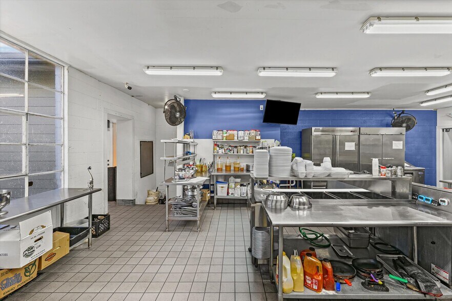 More Photos Of 125 S Market St, Paxton Specialty For Sale