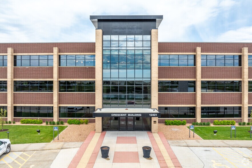 More Photos Of 12421 Meredith Dr, Urbandale Office For Lease