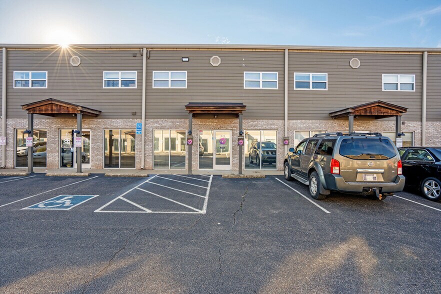 More Photos Of 4922 Port Royal Rd, Spring Hill Showroom For Lease