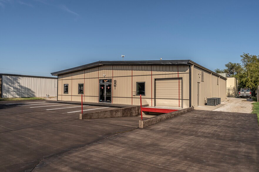 More Photos Of 921 N Lahoma Ave, Norman Light Manufacturing For Sale