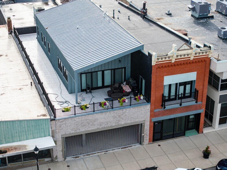 More Photos Of 122 S Madison St, Port Clinton Storefront For Sale
