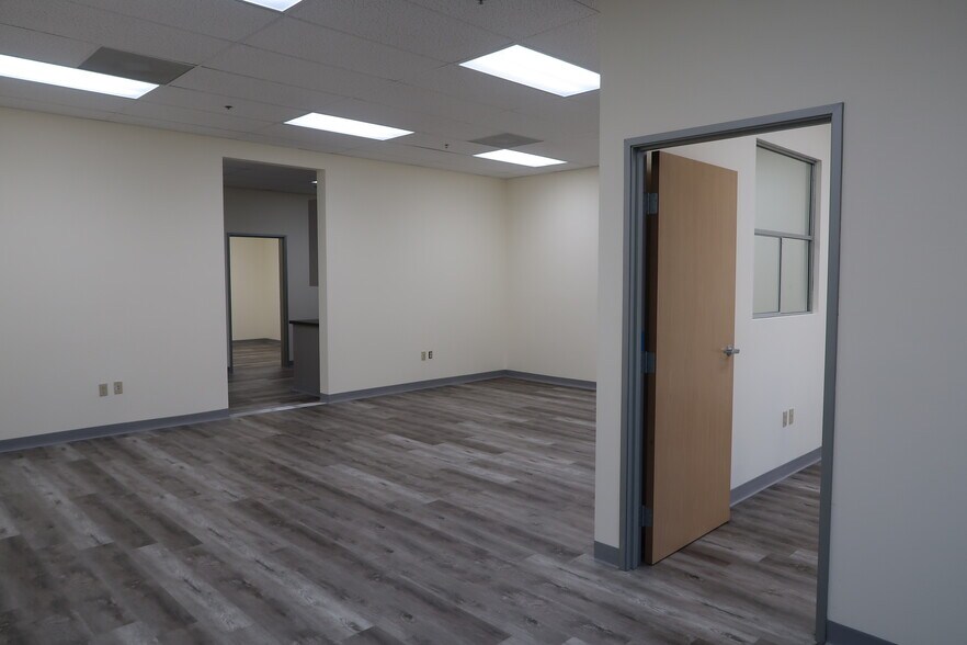 More Photos Of 28294-28310 Constellation Rd, Valencia Light Distribution For Sale