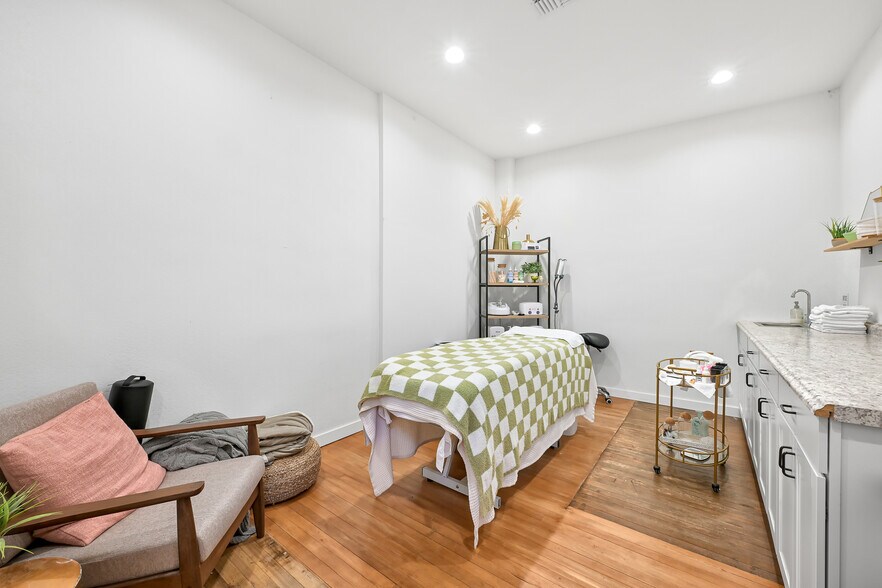 More Photos Of 412 Front St, Lynden Storefront Retail Residential For Sale