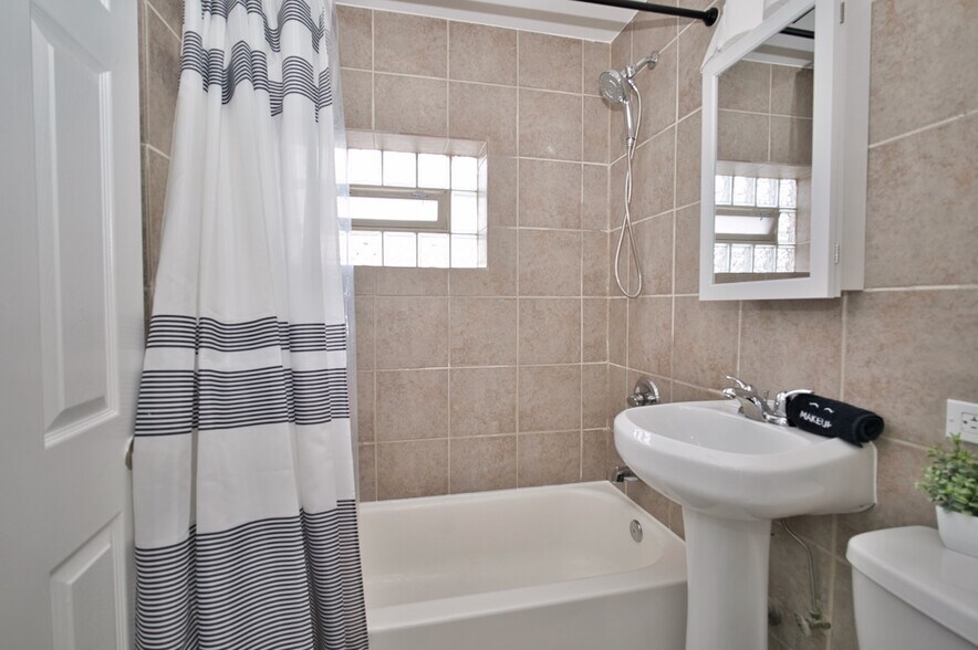 More Photos Of 3034-3040 W Montrose Ave, Chicago Apartments For Sale