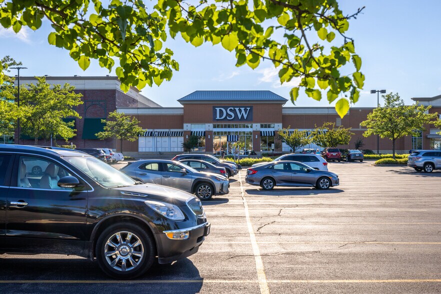 More Photos Of 702-718 Commons Dr, Geneva Storefront For Lease