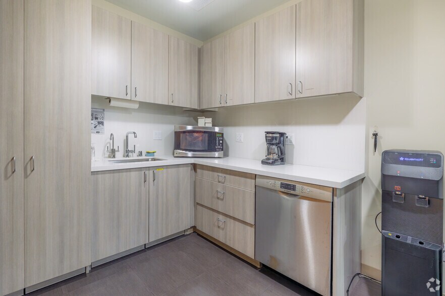 More Photos Of 1711 E Bayshore Rd, Redwood City Research And Development For Lease