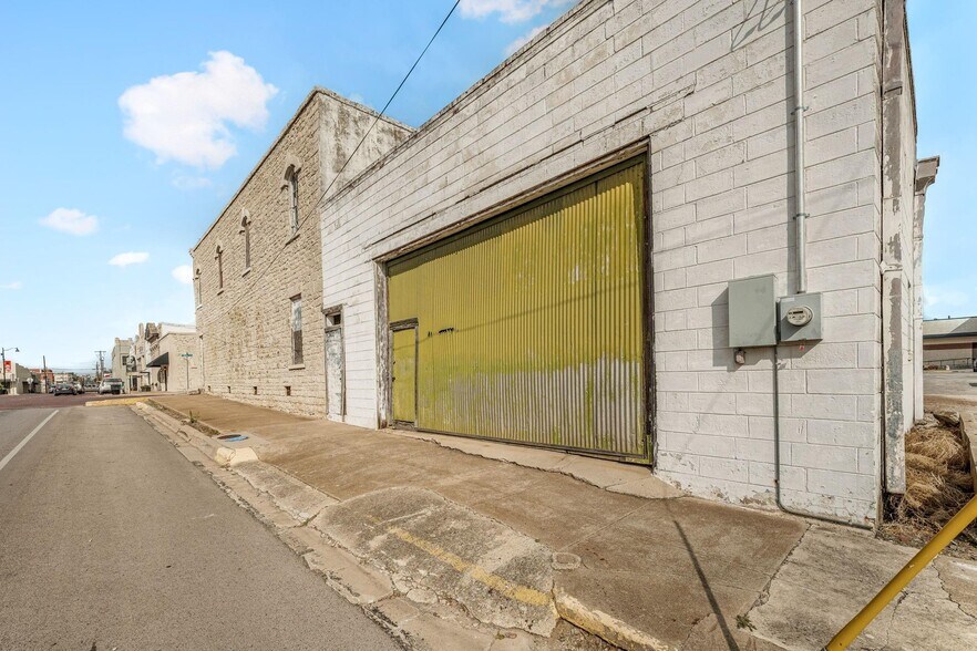 More Photos Of 104 E College St, Stephenville General Retail For Sale