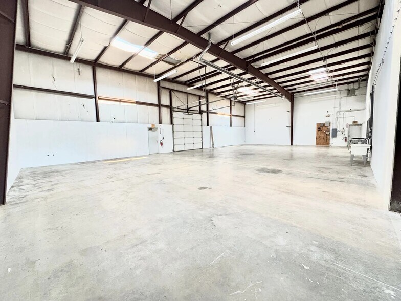 More Photos Of 7925 N Wilshire Ct, Oklahoma City Manufacturing For Lease