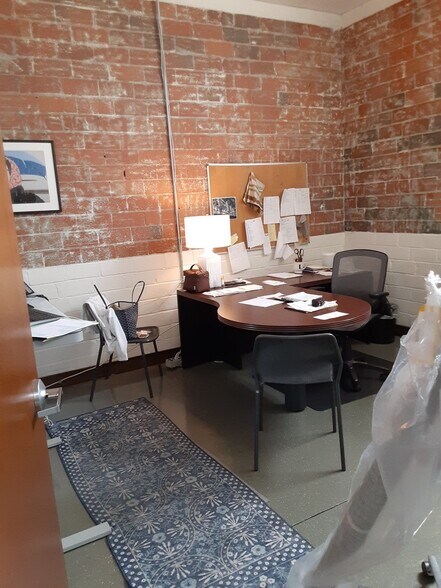 More Photos Of 136-140 Leslie St, Dallas Showroom For Lease