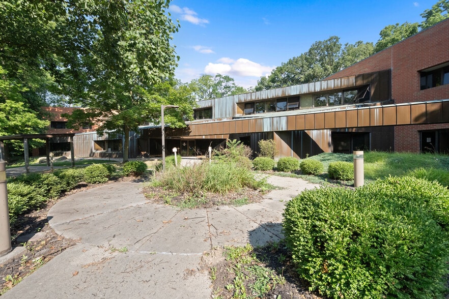 More Photos Of 1015 Michigan Ave, Logansport Flex For Sale