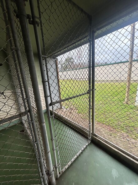 More Photos Of 4270 E Lucas Dr, Beaumont Veterinarian Kennel For Lease