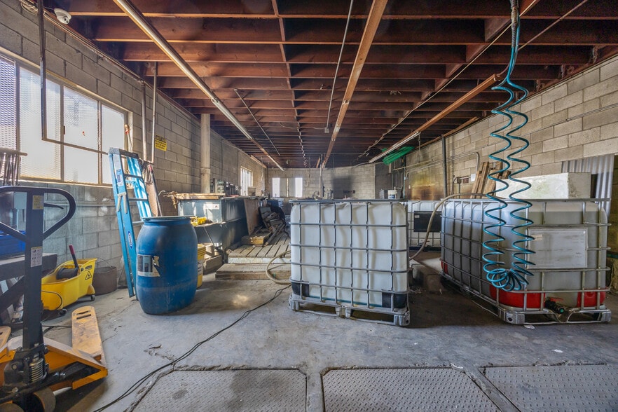 More Photos Of 2455 E 52nd St, Los Angeles Warehouse For Sale