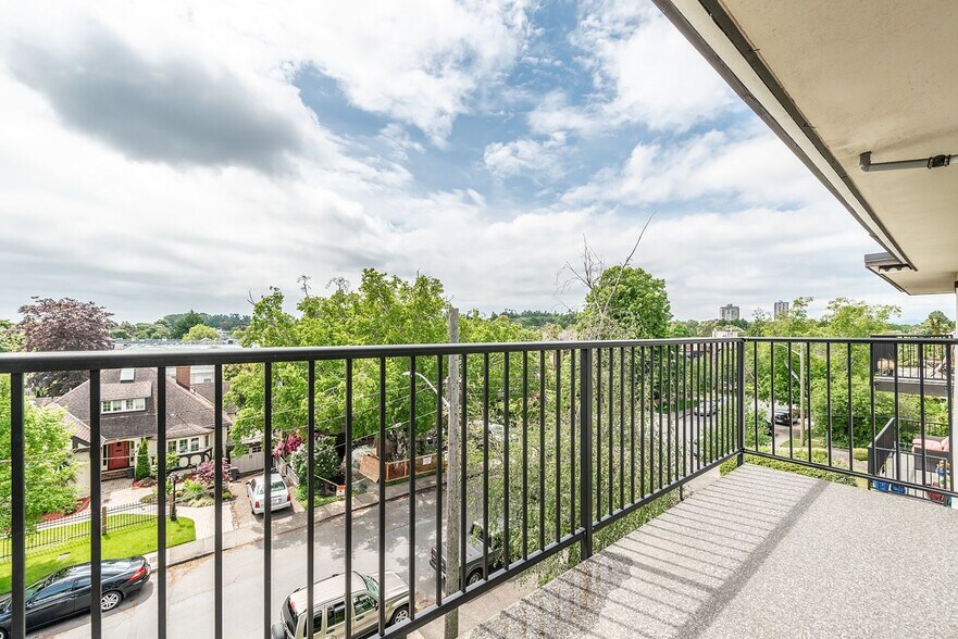 More Photos Of 1060 Pakington St, Victoria Apartments For Sale